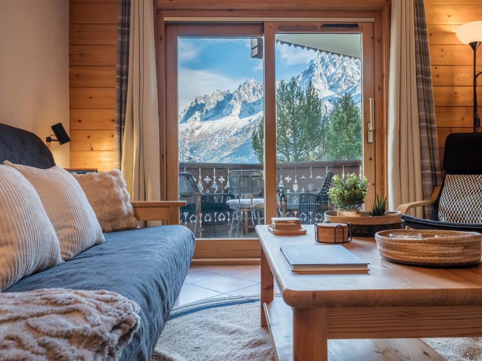 Living room, Seating area, Mountain view