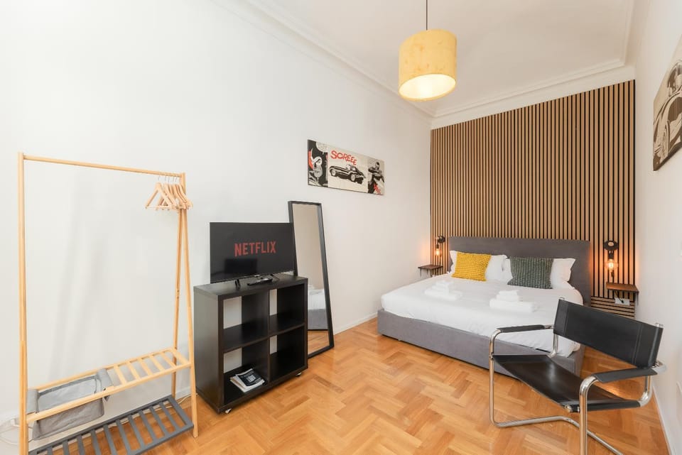 Bed, TV and multimedia, Living room, Photo of the whole room, Seating area, Bedroom