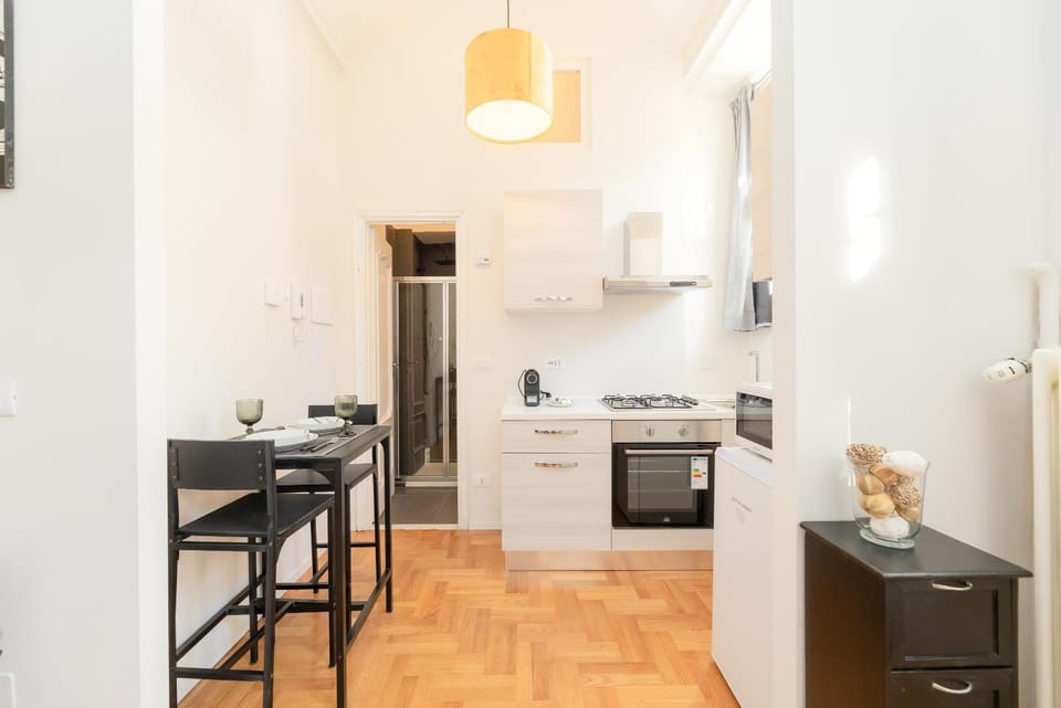 Kitchen or kitchenette, Dining area, oven, stove