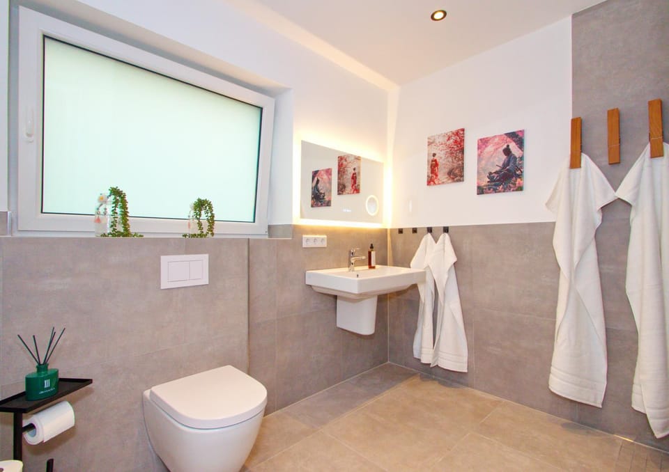 Shower, Toilet, Bathroom, towels, washing machine