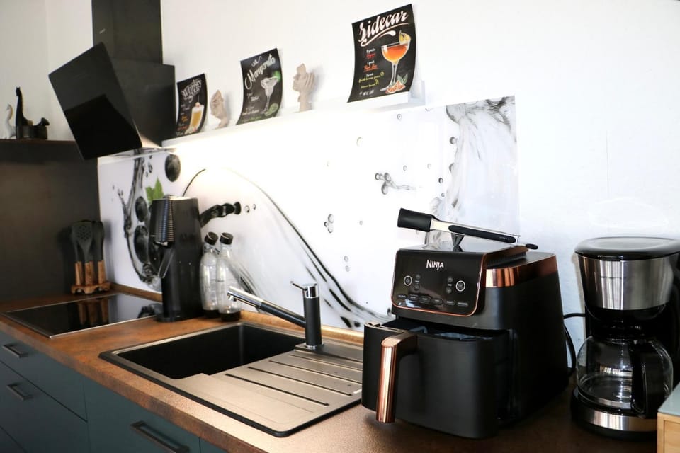 Coffee/tea facilities, Kitchen or kitchenette, stove, stove, kitchen, kitchen