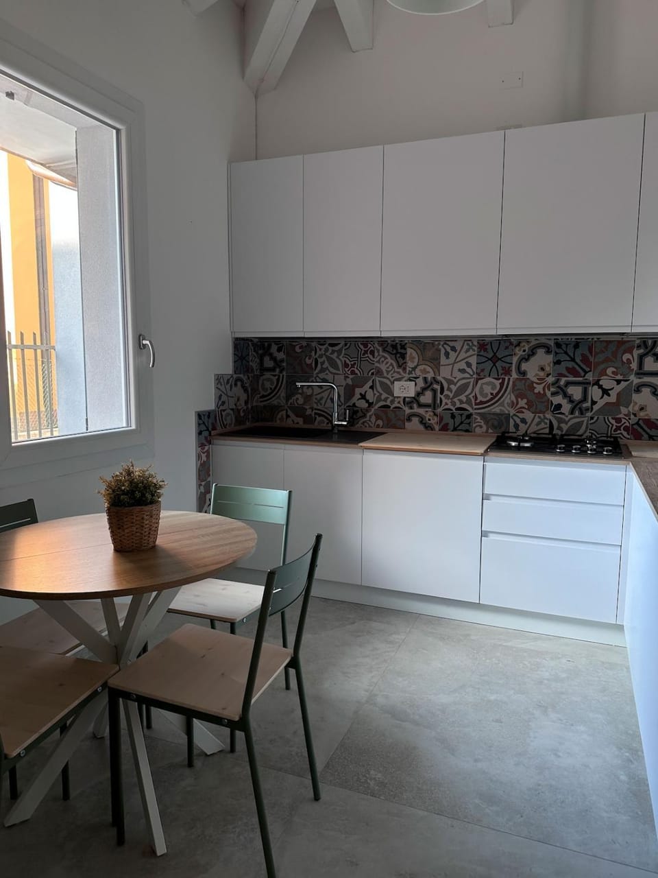 Kitchen or kitchenette, Dining area