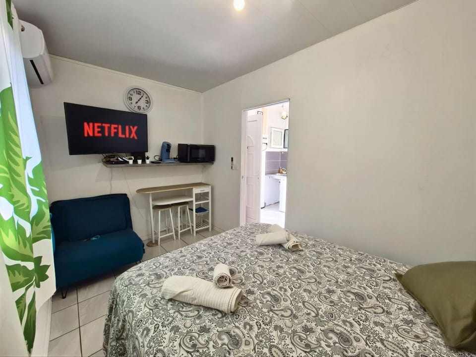 Bed, TV and multimedia, Bedroom, internet, microwave, towels