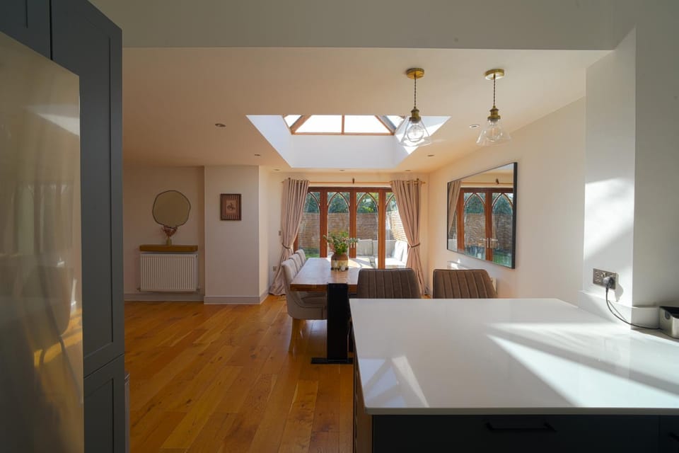 Photo of the whole room, Dining area