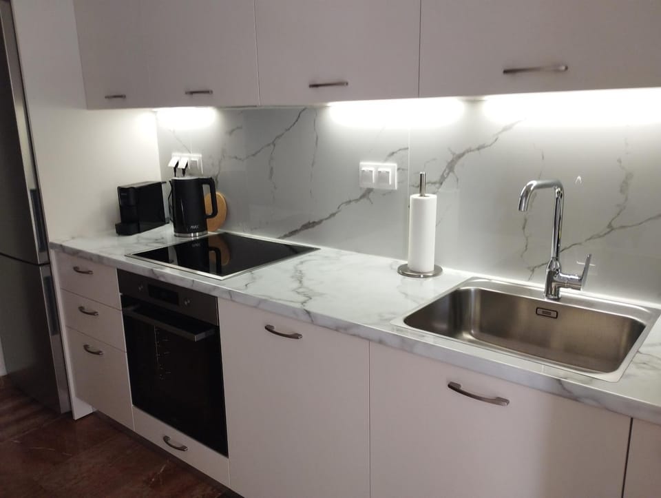 Coffee/tea facilities, oven, stove, kitchen