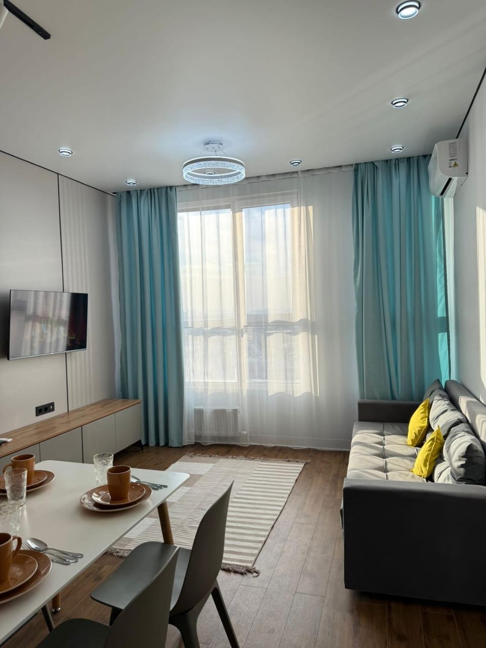 TV and multimedia, Living room, Seating area, Dining area