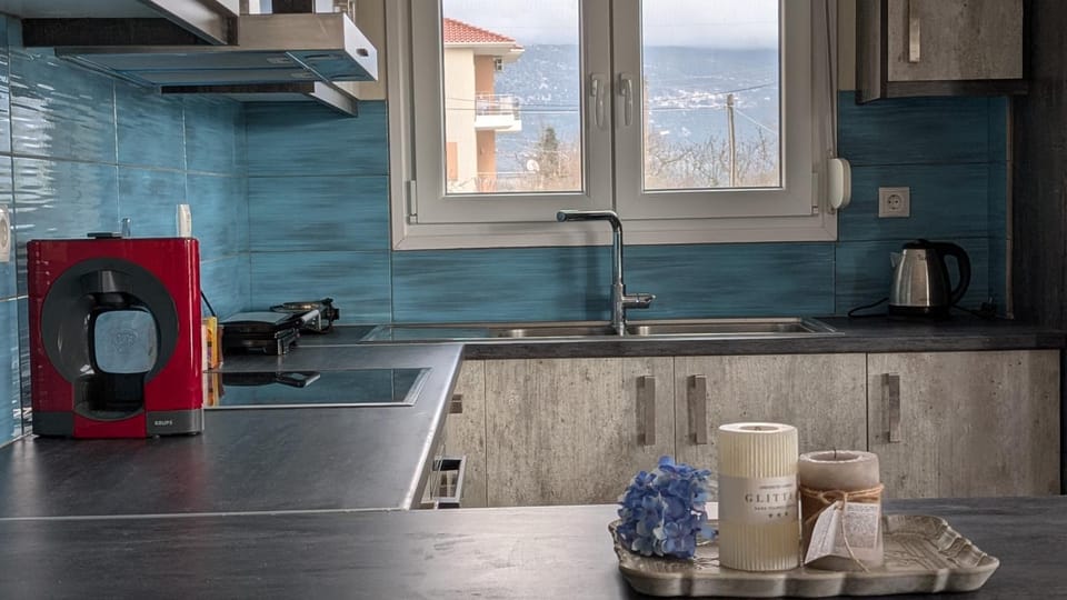 Coffee/tea facilities, Kitchen or kitchenette, stove
