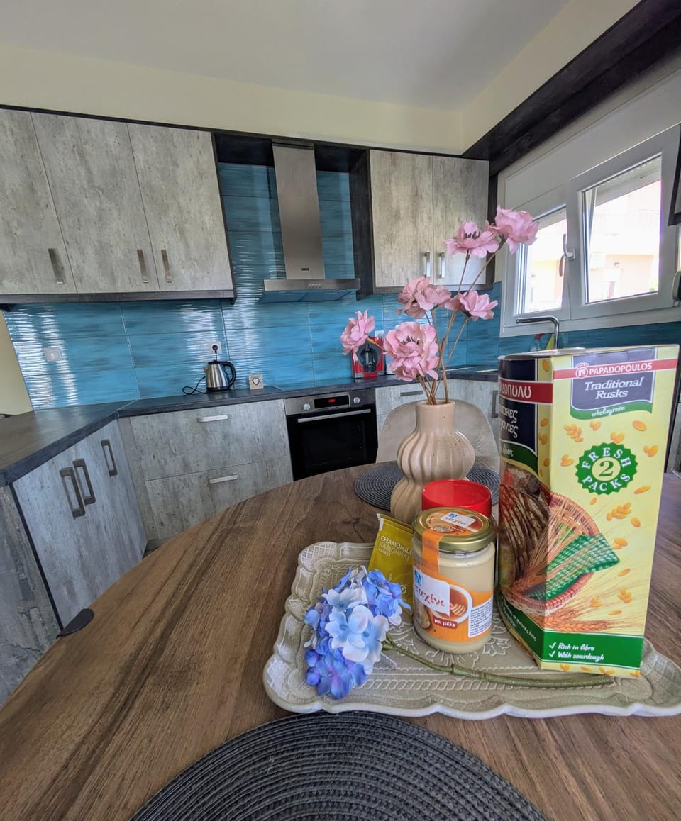 Dining area, Mountain view, stove, kitchen