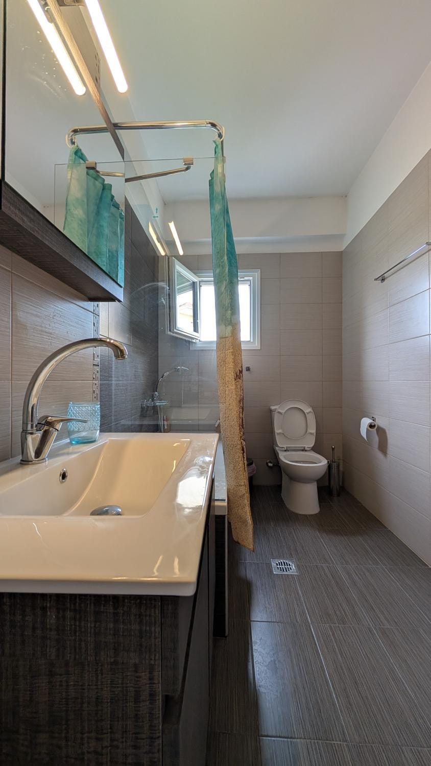 Shower, Toilet, Bathroom, bidet, towels