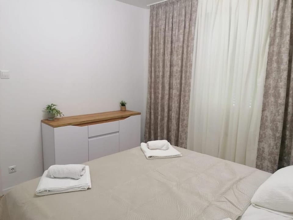 Bed, Bedroom, towels