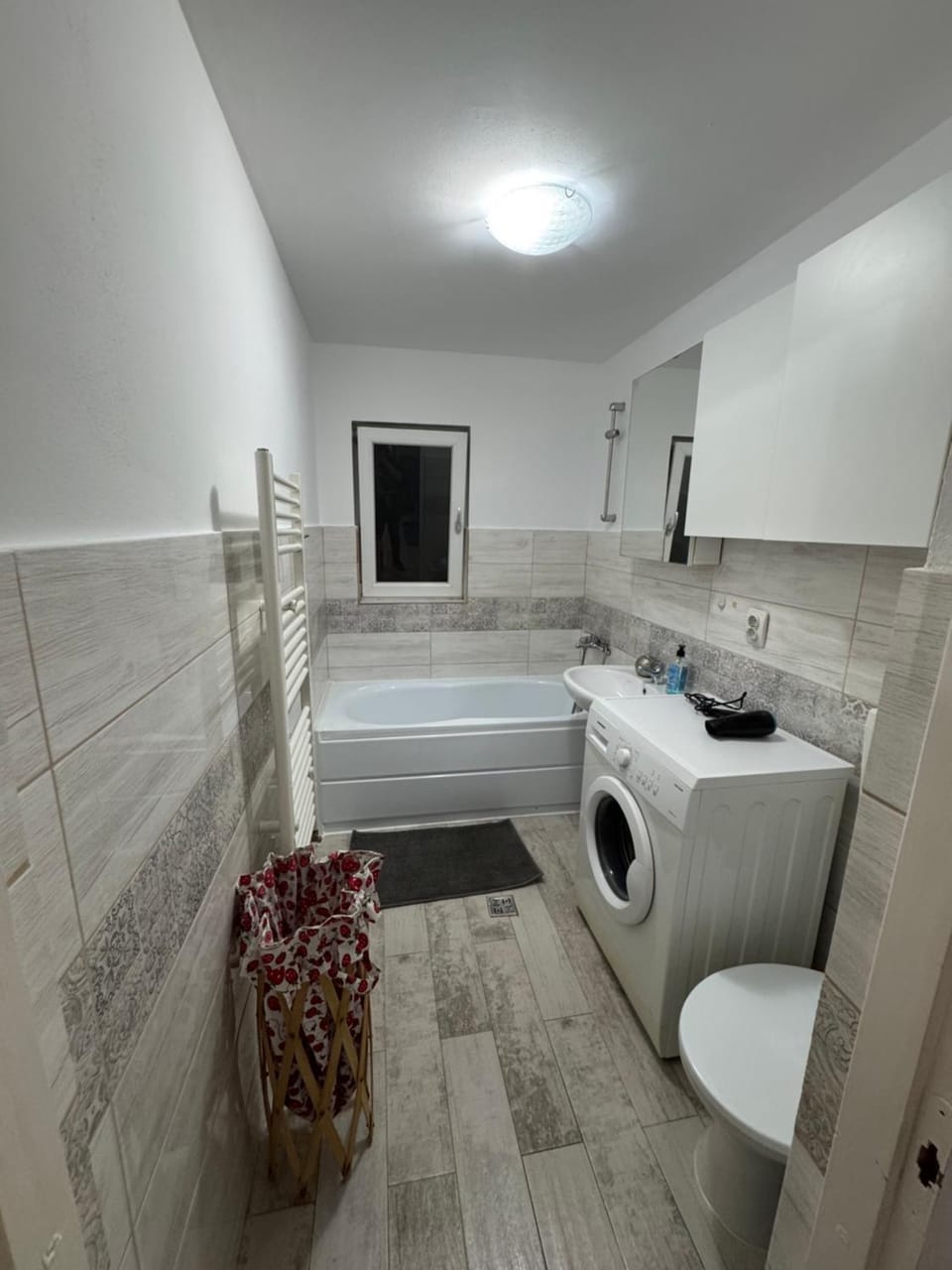 Bathroom, Bath, towels, washing machine, dryer