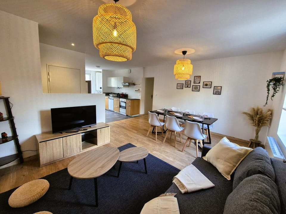 TV and multimedia, Living room, Seating area, Dining area