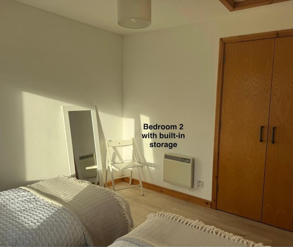 Bedroom, Text overlay, wardrobe