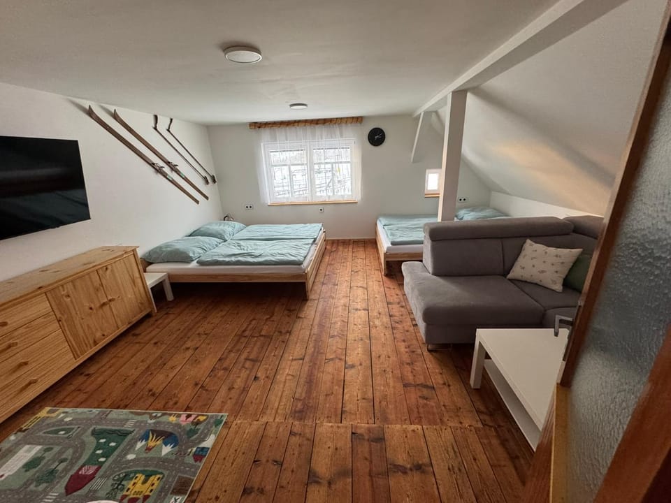 Bed, TV and multimedia, Photo of the whole room, Seating area, Bedroom