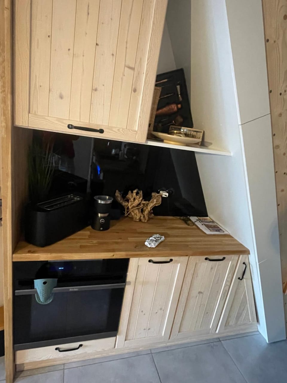 Kitchen or kitchenette, minibar