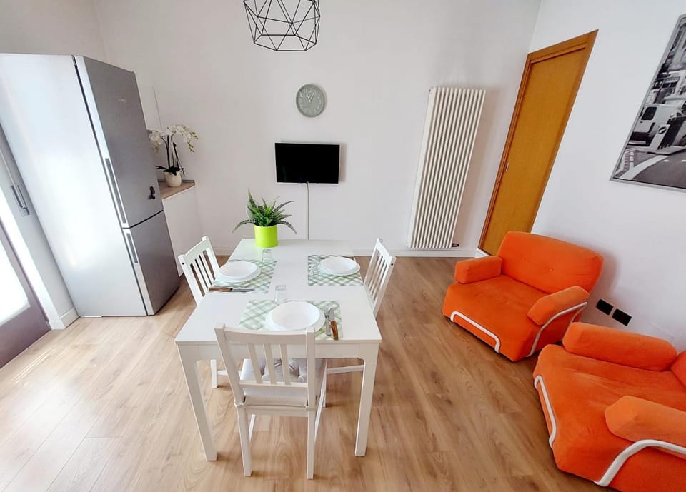TV and multimedia, Kitchen or kitchenette, Living room, Seating area, Dining area