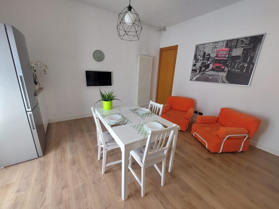 TV and multimedia, Kitchen or kitchenette, Living room, Seating area, Dining area