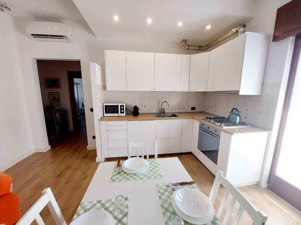 Coffee/tea facilities, Kitchen or kitchenette, Living room, Seating area, Dining area, stove