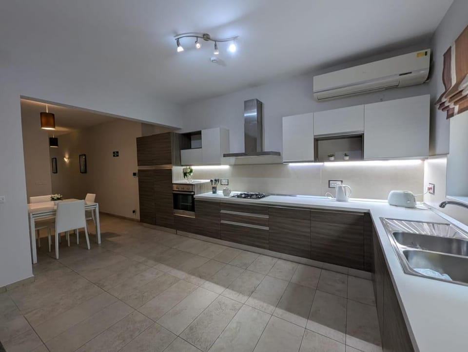 Modern Apartment 3BR - Short Walk to Sea & Shops Apartment in Sliema