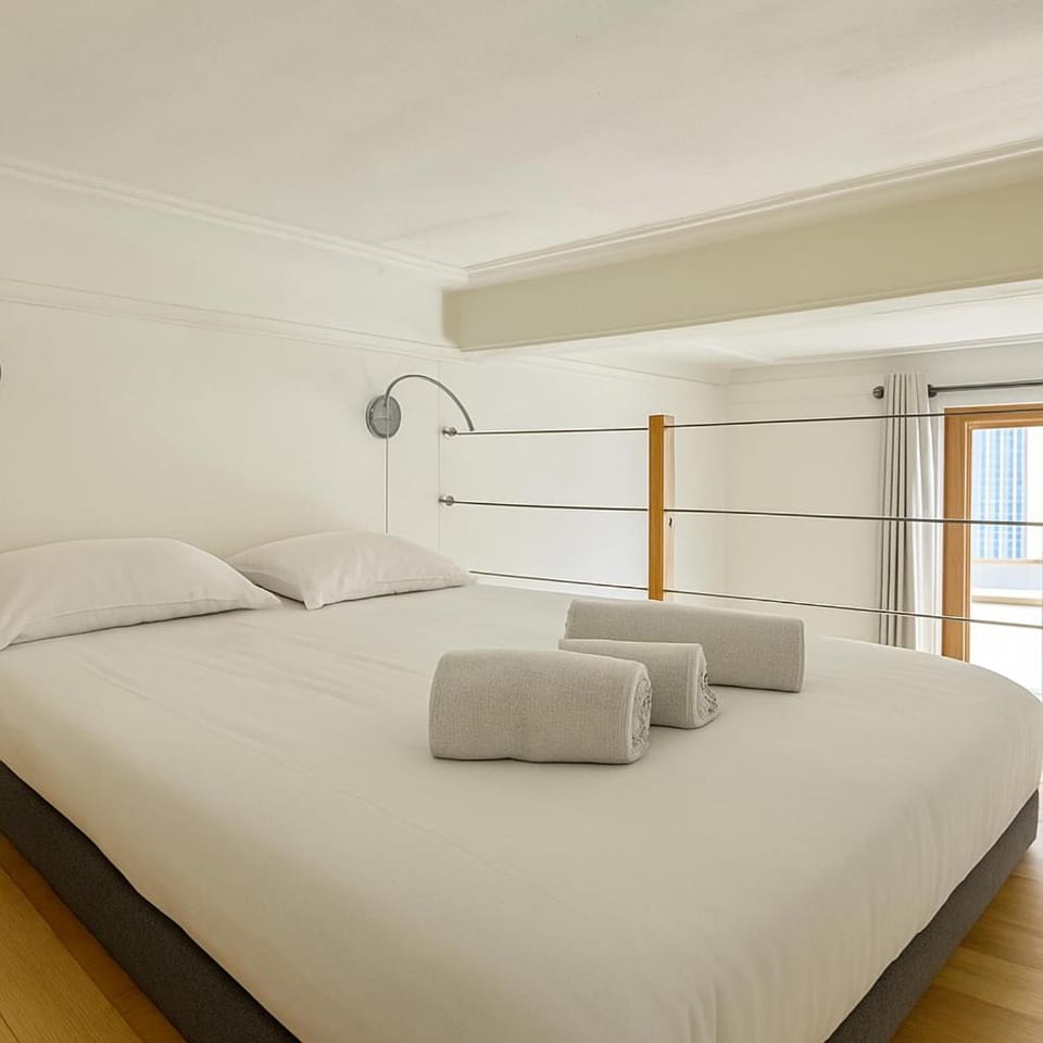 Bed, Bedroom, towels