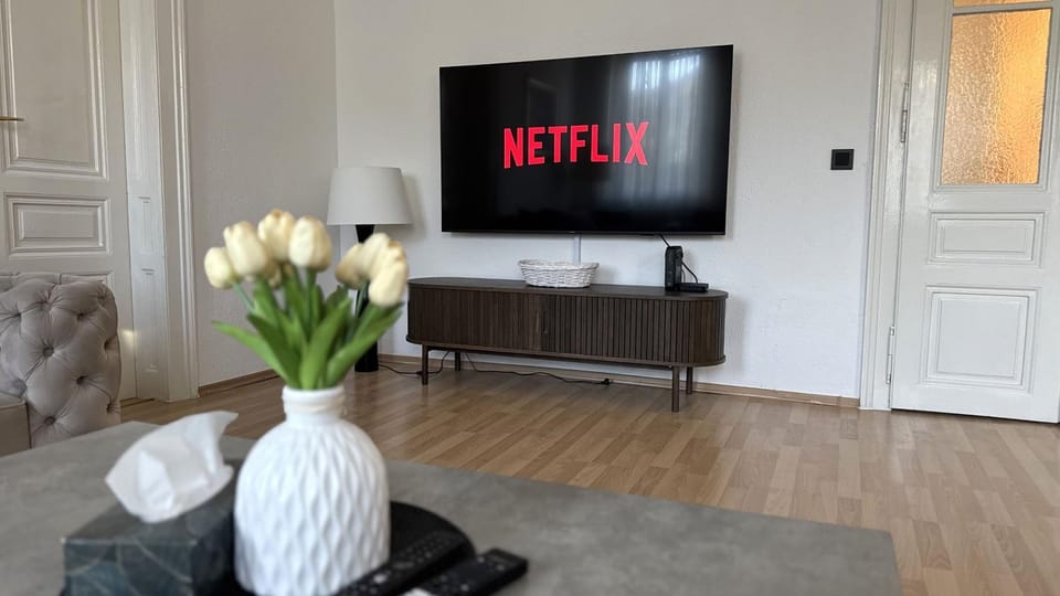 Communal lounge/ TV room, TV and multimedia, Living room, Seating area, Evening entertainment