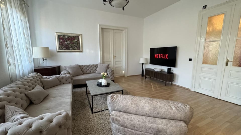 Communal lounge/ TV room, TV and multimedia, Living room, Seating area, Evening entertainment