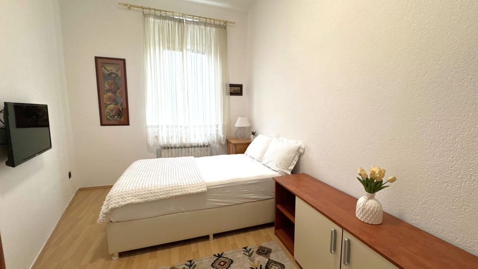 Bed, TV and multimedia, Evening entertainment, Bedroom