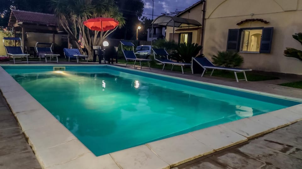 Property building, Night, Garden, Solarium, Garden view, Swimming pool, internet, sunbed