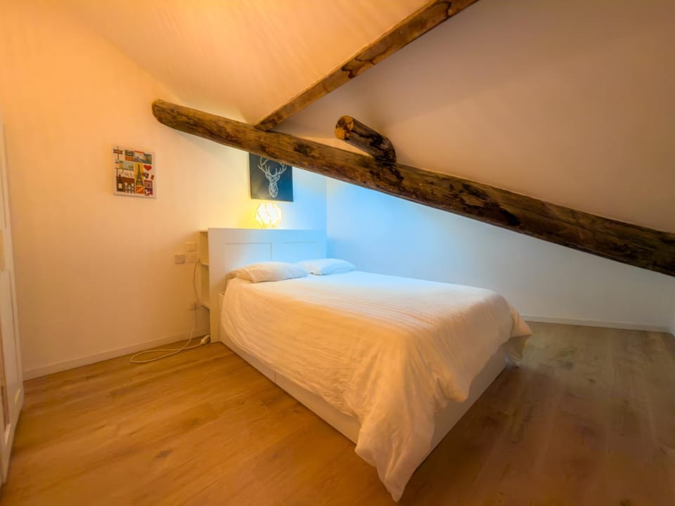 Photo of the whole room, Bedroom