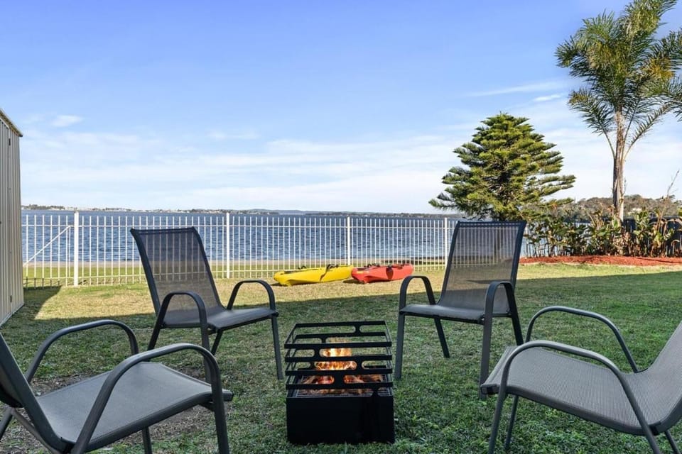 Lakeside Luxury Buff Point House in Central Coast