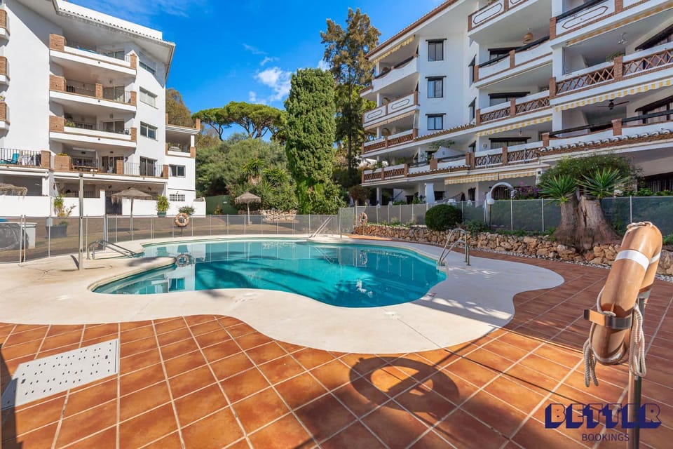 Modern 2BR Pool And 5min Beach Access Apartment in Sitio de Calahonda