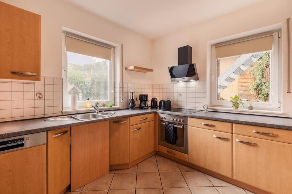 Kitchen or kitchenette, dishwasher, stove