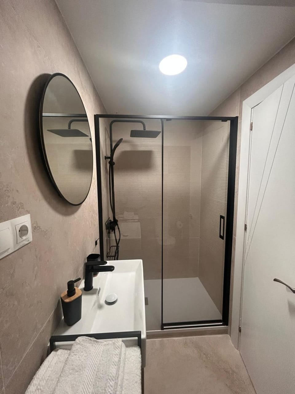 Shower, Bathroom, towels