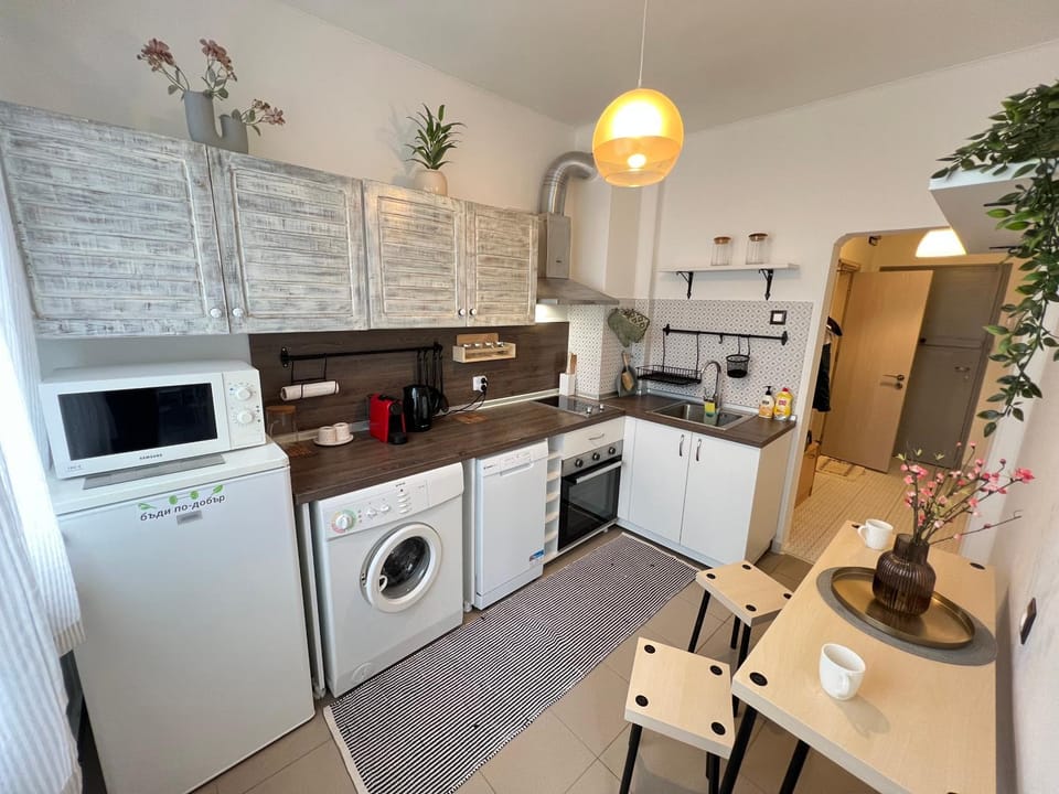 Coffee/tea facilities, Kitchen or kitchenette, Dining area, dishwasher, oven, stove, toaster, washing machine