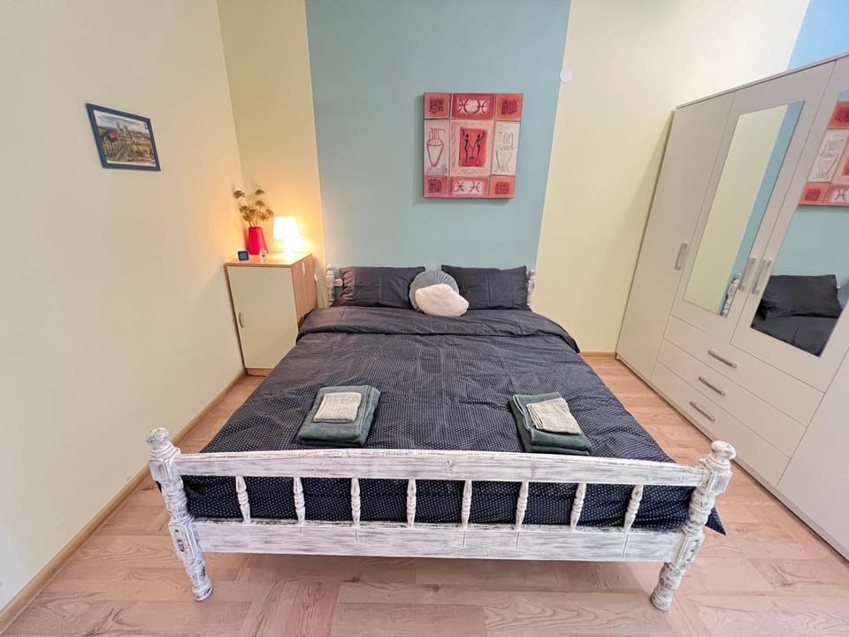 Bed, Bedroom, towels