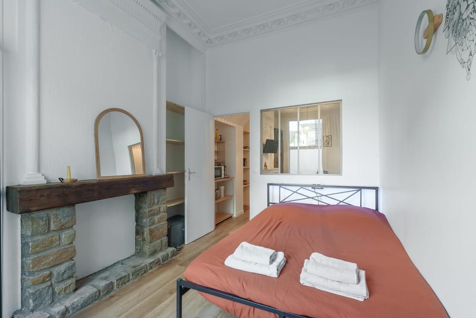 Bed, Photo of the whole room, Bedroom, towels