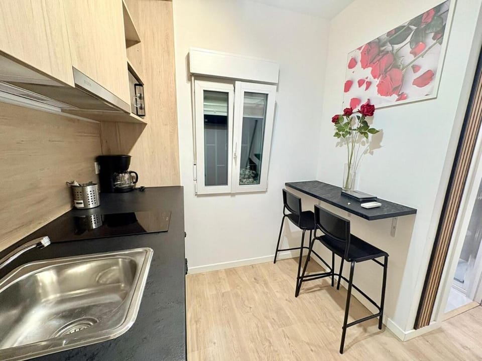 Kitchen or kitchenette, Dining area, stove