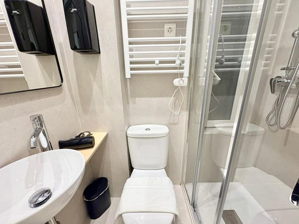 Shower, Toilet, Bathroom, towels