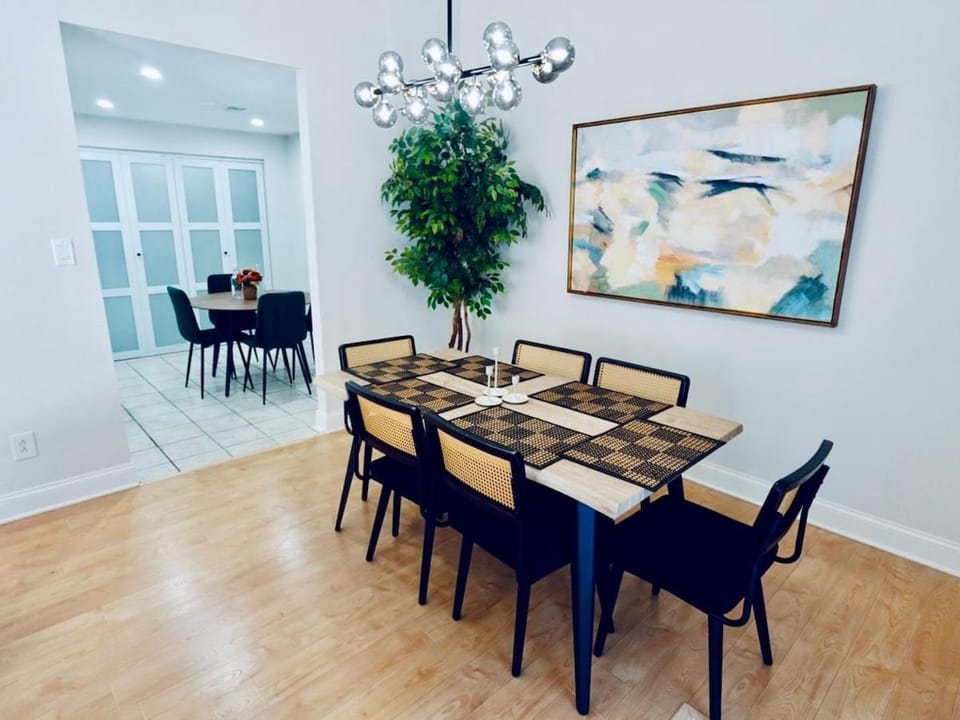 Spacious Dog-Friendly Retreat Near Ballantyne House in Pineville