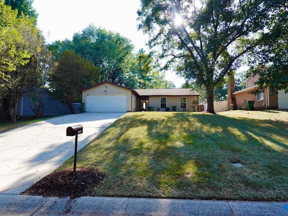 Spacious Dog-Friendly Retreat Near Ballantyne House in Pineville