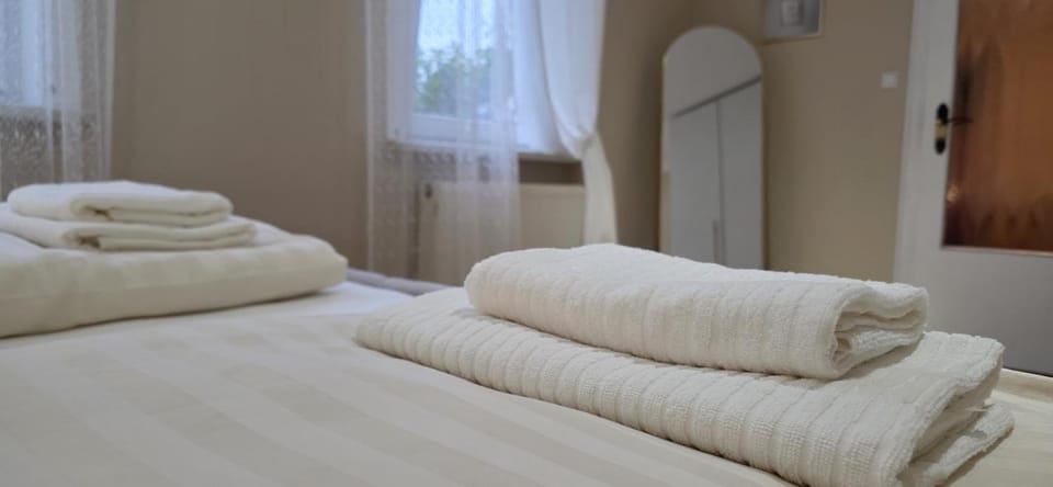 Bed, Bedroom, towels