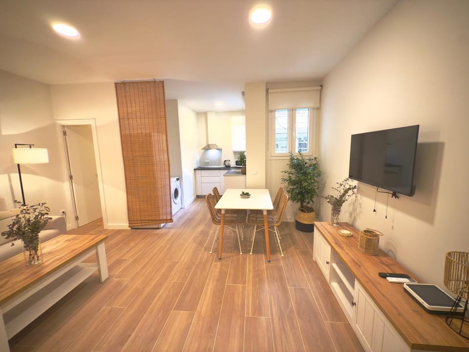 TV and multimedia, Kitchen or kitchenette, Living room, Seating area, Dining area