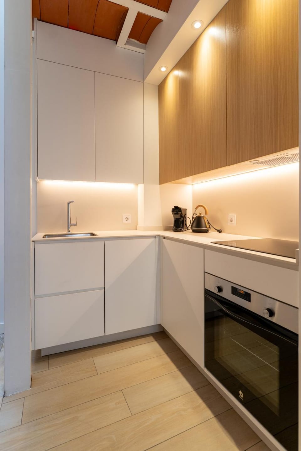 Coffee/tea facilities, Kitchen or kitchenette, dishwasher, stove