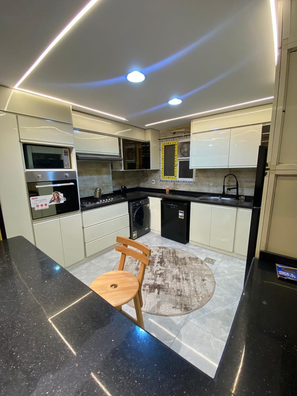 Kitchen or kitchenette, minibar