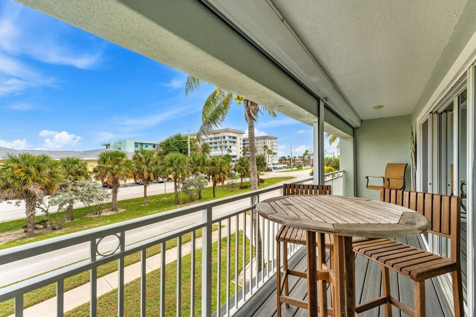 Property building, Day, Garden, View (from property/room), Balcony/Terrace, Balcony/Terrace, Seating area, Dining area