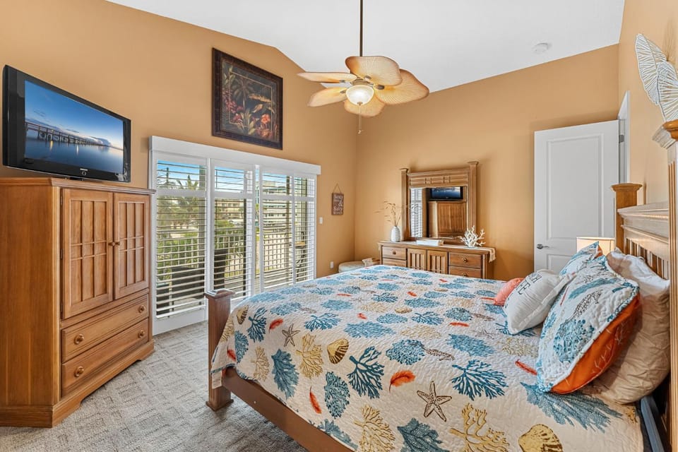 Bed, TV and multimedia, Photo of the whole room, Bedroom