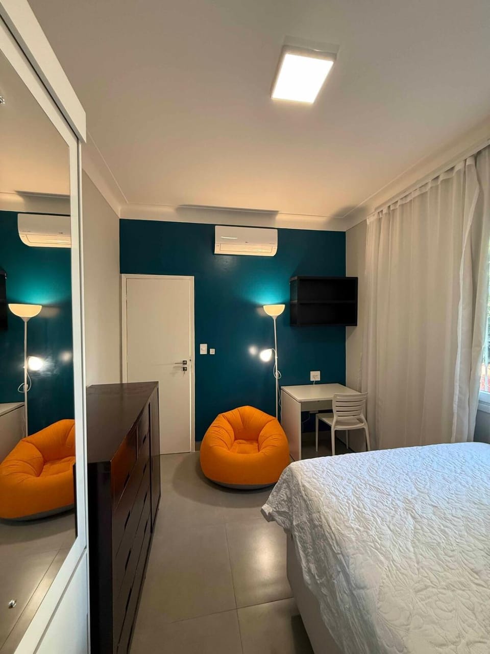 Bed, Photo of the whole room, Bedroom, air conditioner