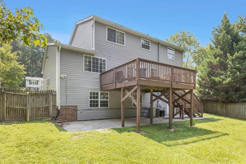 Large Group Paradise - Blocks From UNCC House in Charlotte