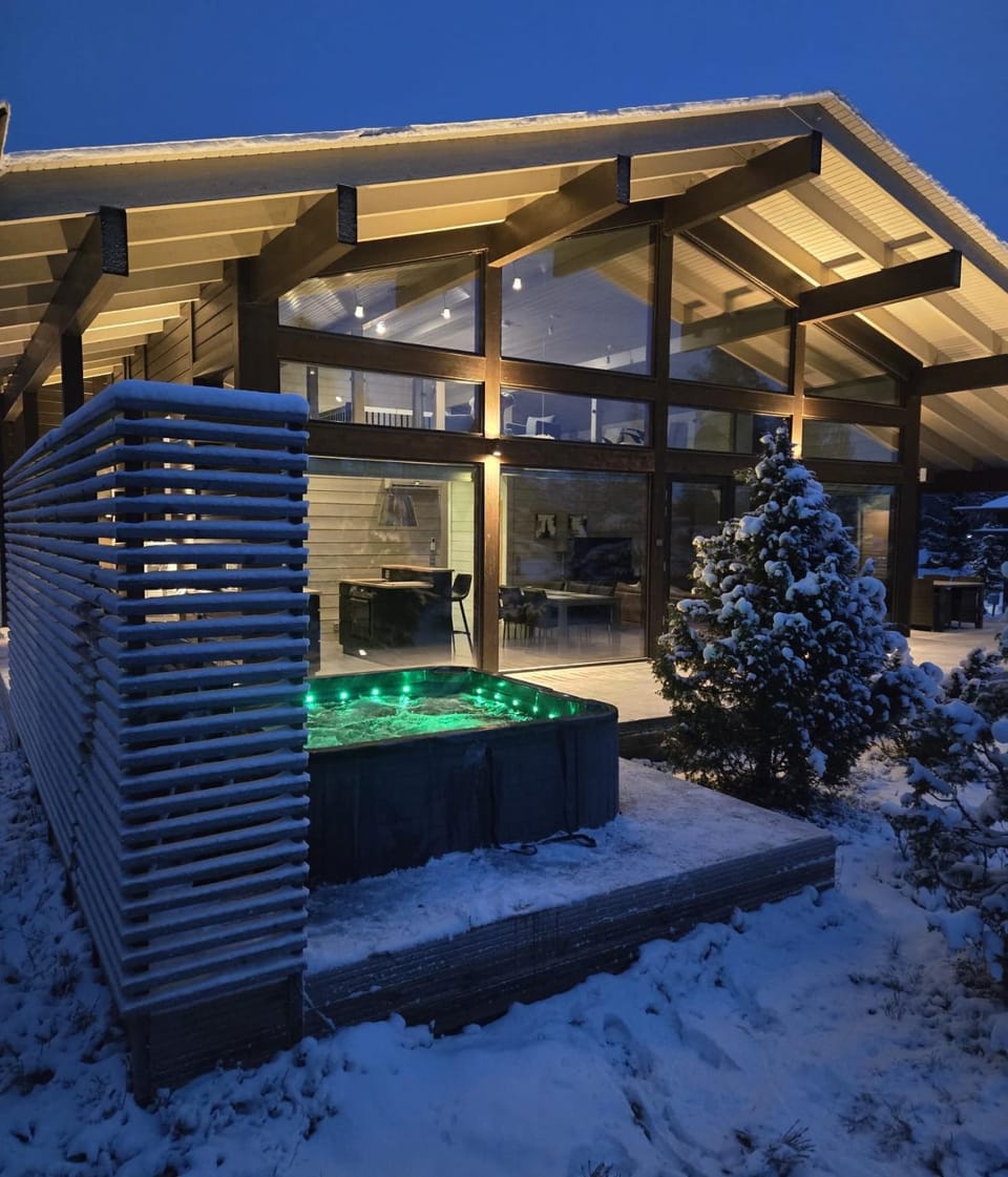 Naava Resort Luppo - Huvila järvinäkymällä ja ulkoporealtaalla Villa in Finland