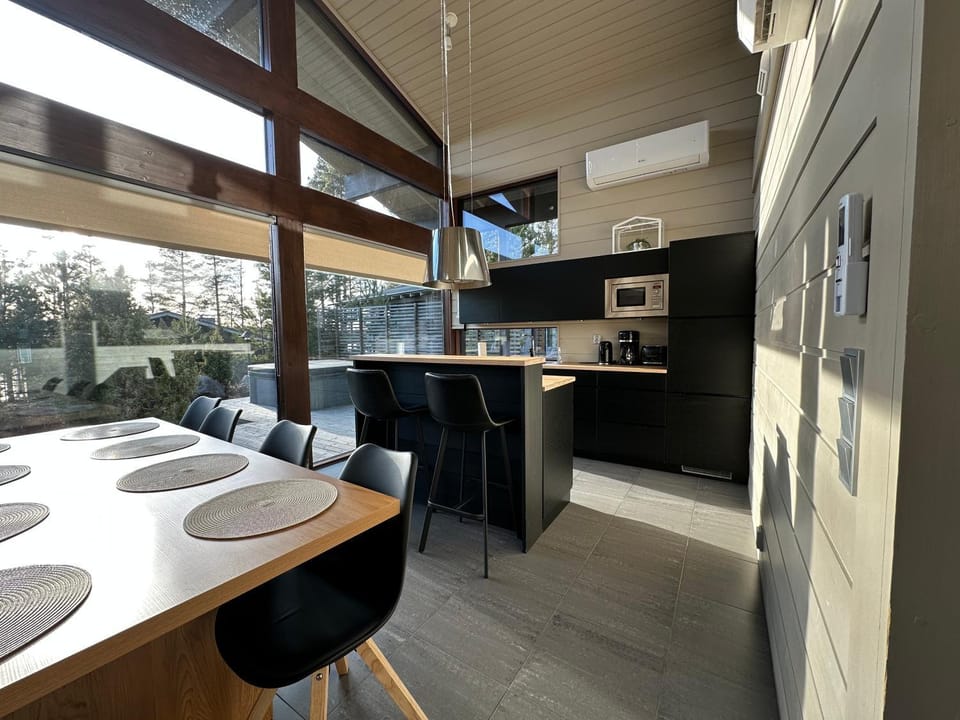 Naava Resort Luppo - Huvila järvinäkymällä ja ulkoporealtaalla Villa in Finland